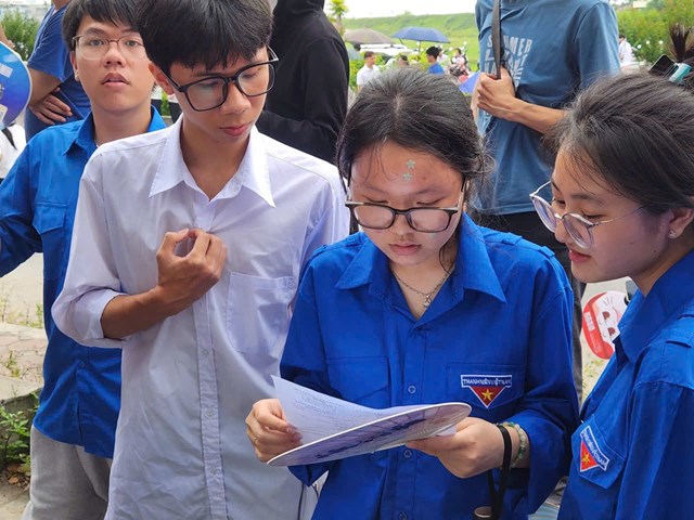 Kh&ocirc;ng kh&iacute; tại điểm thi trở n&ecirc;n ấm &aacute;p hơn nhờ những hoạt động thiết thực của lực lượng thanh ni&ecirc;n t&igrave;nh nguyện. H&agrave;ng ngh&igrave;n chai nước uống, quạt giấy v&agrave; nhiều vật dụng cần thiết đ&atilde; được trao tận tay c&aacute;c th&iacute; sinh. Những lời ch&uacute;c, những c&aacute;i vẫy tay động vi&ecirc;n đ&atilde; tiếp th&ecirc;m tinh thần để c&aacute;c em tự tin bước v&agrave;o kỳ thi quan trọng.