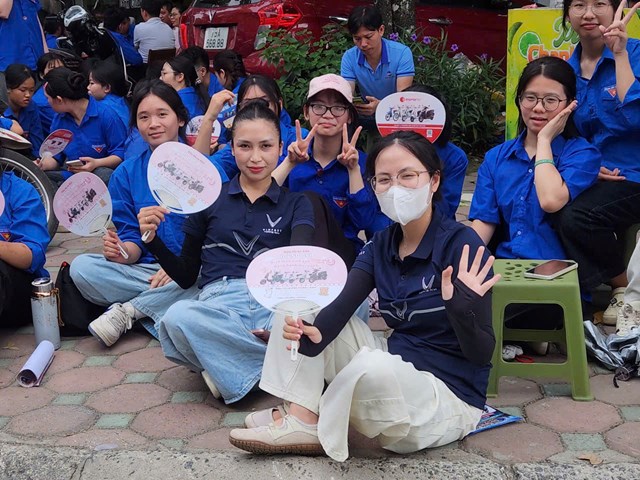 350 thanh niên tình nguyện tiếp sức mùa thi tại điểm thi THPT Quốc Oai - Ảnh 3
