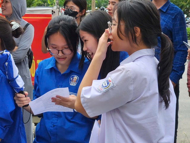 350 thanh niên tình nguyện tiếp sức mùa thi tại điểm thi THPT Quốc Oai - Ảnh 5