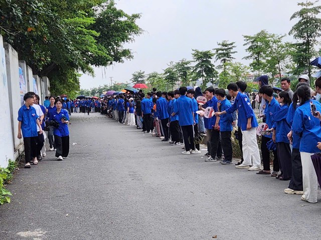 350 thanh niên tình nguyện tiếp sức mùa thi tại điểm thi THPT Quốc Oai - Ảnh 1
