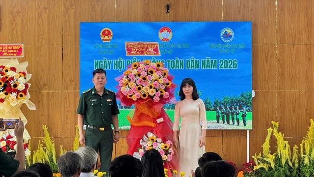 Đặc biệt, chương tr&igrave;nh &ldquo;Xu&acirc;n Bi&ecirc;n ph&ograve;ng - Trao gửi y&ecirc;u thương&rdquo; trong chuỗi hoạt động &ldquo;Xu&acirc;n Bi&ecirc;n ph&ograve;ng ấm l&ograve;ng d&acirc;n bản&rdquo; năm 2026 đ&atilde; để lại nhiều dấu ấn tốt đẹp. Những phần qu&agrave; &yacute; nghĩa, những hoạt động chăm lo đời sống vật chất, tinh thần cho c&aacute;c hộ ngh&egrave;o, gia đ&igrave;nh ch&iacute;nh s&aacute;ch v&agrave; người d&acirc;n c&oacute; ho&agrave;n cảnh kh&oacute; khăn kh&ocirc;ng chỉ g&oacute;p phần bảo đảm an sinh x&atilde; hội m&agrave; c&ograve;n thắt chặt th&ecirc;m t&igrave;nh đo&agrave;n kết qu&acirc;n - d&acirc;n nơi tuyến đầu Tổ quốc.
