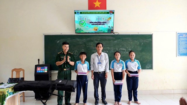 C&aacute;c hoạt động n&agrave;y kh&ocirc;ng chỉ lan tỏa h&igrave;nh ảnh đẹp của người chiến sĩ qu&acirc;n h&agrave;m xanh m&agrave; c&ograve;n g&oacute;p phần x&acirc;y dựng mối quan hệ đo&agrave;n kết gắn b&oacute; m&aacute;u thịt giữa lực lượng Bộ đội Bi&ecirc;n ph&ograve;ng với nh&acirc;n d&acirc;n, tạo nền tảng quan trọng để x&acirc;y dựng khu vực bi&ecirc;n giới h&ograve;a b&igrave;nh, hữu nghị, hợp t&aacute;c v&agrave; ph&aacute;t triển.