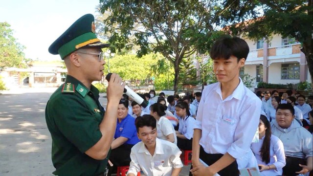 C&ugrave;ng với đ&oacute;, đơn vị đ&atilde; phối hợp với c&aacute;c ban, ng&agrave;nh, đo&agrave;n thể địa phương tổ chức 48 buổi tuy&ecirc;n truyền tập trung cho hơn 2.000 lượt người, tuy&ecirc;n truyền nhỏ lẻ cho tr&ecirc;n 1.100 lượt người d&acirc;n; duy tr&igrave; c&aacute;c chuy&ecirc;n mục ph&aacute;t thanh cơ sở, phổ biến ph&aacute;p luật về bi&ecirc;n giới, ph&ograve;ng chống tội phạm, xuất nhập cảnh tr&aacute;i ph&eacute;p, g&oacute;p phần n&acirc;ng cao nhận thức, &yacute; thức chấp h&agrave;nh ph&aacute;p luật của nh&acirc;n d&acirc;n.
