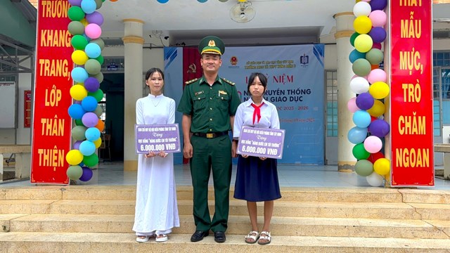 Đơn vị duy tr&igrave; hiệu quả Chương tr&igrave;nh &ldquo;N&acirc;ng bước em tới trường&rdquo;, trao 9 suất học bổng cho học sinh c&oacute; ho&agrave;n cảnh kh&oacute; khăn; nhận đỡ đầu 3 người cao tuổi neo đơn; triển khai m&ocirc; h&igrave;nh &ldquo;Mỗi tuần một địa chỉ&rdquo; với h&agrave;ng chục lượt c&aacute;n bộ, chiến sĩ tham gia hỗ trợ Nh&acirc;n d&acirc;n khắc phục hậu quả thi&ecirc;n tai, bảo vệ sản xuất v&agrave; vệ sinh m&ocirc;i trường.