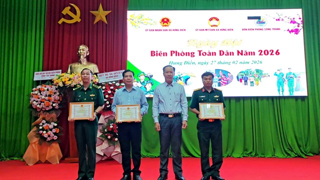 Trong dịp Tết Nguy&ecirc;n đ&aacute;n, đơn vị đ&atilde; cử 16 đảng vi&ecirc;n xuống ăn Tết c&ugrave;ng Nh&acirc;n d&acirc;n; trao tặng h&agrave;ng trăm phần qu&agrave;, b&aacute;nh t&eacute;t, cờ Tổ quốc cho c&aacute;c gia đ&igrave;nh khu vực bi&ecirc;n giới với tổng kinh ph&iacute; gần 95 triệu đồng.