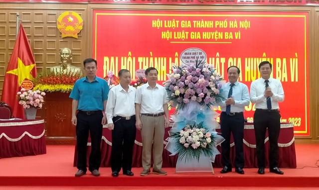 Đại diện Hội Luật gia, Đoàn Luật sư TP Hà Nội tặng hoa chúc mừng Đại hội.