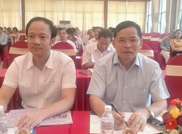 Ông Nguyễn Đức Anh (bên trái) Phó Chủ tịch UBND huyện Ba Vì và ông Bạch Công Tiến, Chủ tịch Hội khuyến học huyện Ba Vì.