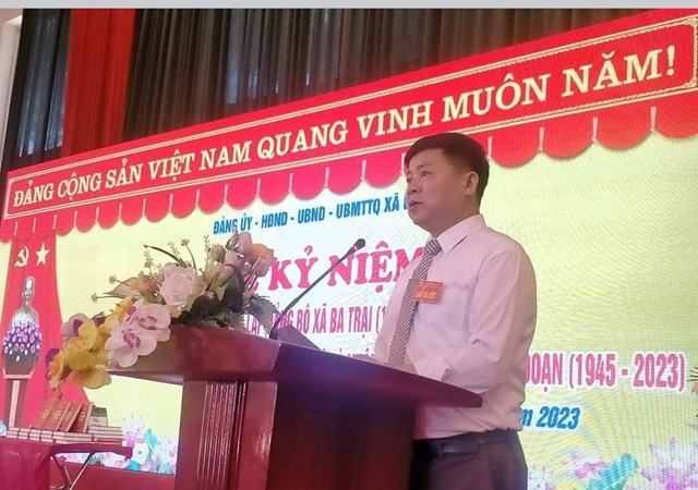 Ông Hoàng Văn Chuyển, Phó Bí thư Đảng ủy, Chủ tịch UBND xã Ba Trại phát động phong trào thi đua.