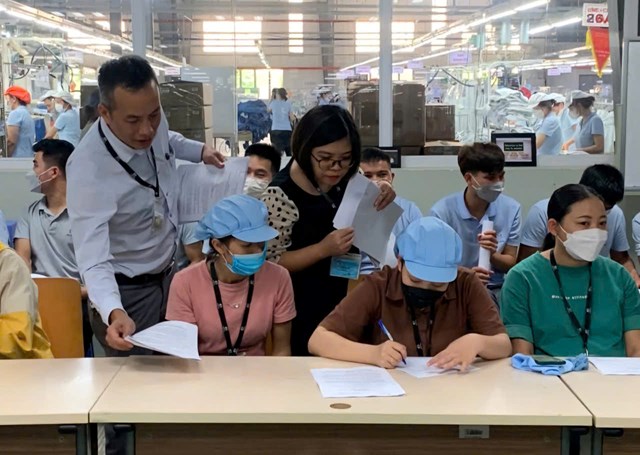 Đề &aacute;n &ldquo;Ph&aacute;t triển quan hệ lao động tr&ecirc;n địa b&agrave;n tỉnh H&ograve;a B&igrave;nh đến năm 2030&rdquo; đẩy mạnh&nbsp;vai tr&ograve; l&atilde;nh đạo, chỉ đạo của c&aacute;c cấp ủy đảng, ch&iacute;nh quyền, c&aacute;c ban, ng&agrave;nh, đo&agrave;n thể trong c&ocirc;ng t&aacute;c x&acirc;y dựng quan hệ lao động, từng bước n&acirc;ng cao đời sống của người lao động.