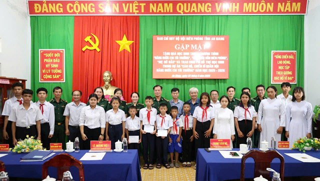 BĐBP tỉnh An Giang lu&ocirc;n chủ trương ph&aacute;t huy sức mạnh l&ograve;ng d&acirc;n, x&acirc;y dựng thế trận bi&ecirc;n ph&ograve;ng to&agrave;n d&acirc;n vững chắc.