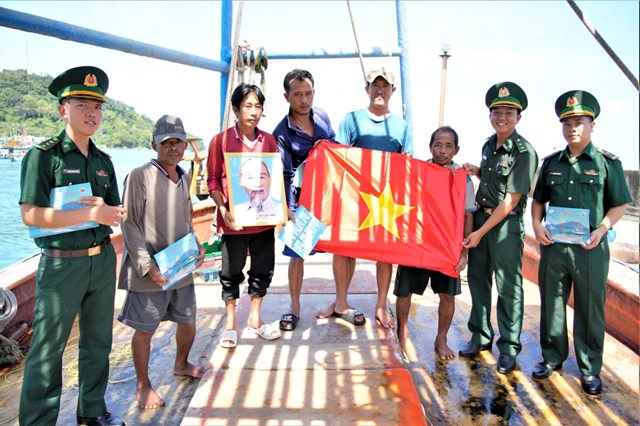 Th&ocirc;ng qua 1.308 lượt tổ c&ocirc;ng t&aacute;c với hơn 3.400 lượt c&aacute;n bộ, chiến sĩ b&aacute;m nắm địa b&agrave;n, t&igrave;nh h&igrave;nh d&acirc;n tộc, t&ocirc;n gi&aacute;o v&agrave; dư luận Nh&acirc;n d&acirc;n lu&ocirc;n được cập nhật kịp thời. Qua đ&oacute;, chưa ph&aacute;t hiện những vấn đề phức tạp ảnh hưởng đến an ninh ch&iacute;nh trị, trật tự an to&agrave;n x&atilde; hội ở khu vực bi&ecirc;n giới.
