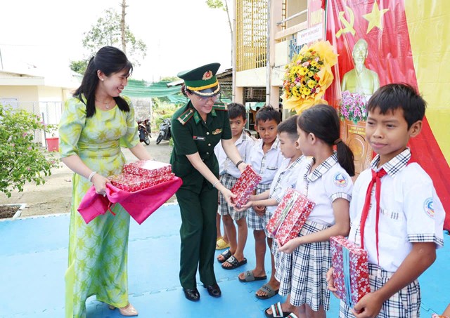 Phát huy sức mạnh lòng dân, xây dựng thế trận biên phòng toàn dân vững chắc - Ảnh 7