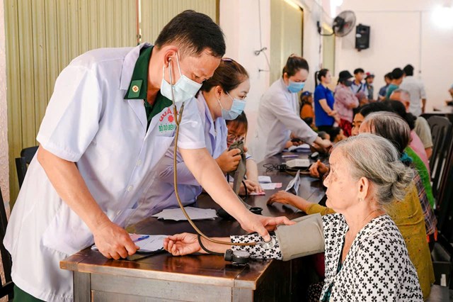 Đặc biệt, Chương tr&igrave;nh &ldquo;Xu&acirc;n Bi&ecirc;n ph&ograve;ng ấm l&ograve;ng d&acirc;n bản&rdquo; năm 2026 được tổ chức s&ocirc;i nổi, thiết thực với tổng nguồn lực huy động tr&ecirc;n 3,3 tỷ đồng, g&oacute;p phần mang đến một m&ugrave;a xu&acirc;n đầm ấm cho Nh&acirc;n d&acirc;n khu vực bi&ecirc;n giới. C&ugrave;ng với đ&oacute;, nhiều m&ocirc; h&igrave;nh mới gi&agrave;u &yacute; nghĩa như &ldquo;Tổ phụ nữ tham gia tự quản đường bi&ecirc;n, cột mốc&rdquo;, &ldquo;Bữa s&aacute;ng Bi&ecirc;n ph&ograve;ng - thắm t&igrave;nh qu&acirc;n d&acirc;n&rdquo; tiếp tục được nh&acirc;n rộng, tạo th&ecirc;m những điểm s&aacute;ng trong c&ocirc;ng t&aacute;c d&acirc;n vận.&nbsp;&nbsp;