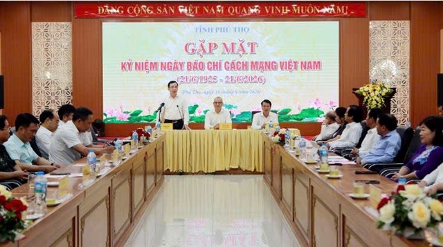 Chiều 16/6, Ban Thường vụ Tỉnh ủy Ph&uacute; Thọ đ&atilde; tổ chức buổi gặp mặt với c&aacute;c cơ quan b&aacute;o ch&iacute;, ph&oacute;ng vi&ecirc;n, cộng t&aacute;c vi&ecirc;n đang thường xuy&ecirc;n theo d&otilde;i, đồng h&agrave;nh c&ugrave;ng tỉnh.