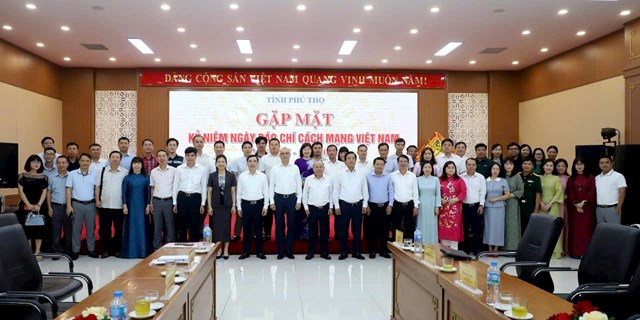 B&agrave;y tỏ sự tr&acirc;n trọng đối với những người l&agrave;m b&aacute;o, đồng ch&iacute; Phạm Đại Dương - B&iacute; thư Tỉnh ủy Ph&uacute; Thọ mong muốn c&aacute;c cơ quan b&aacute;o ch&iacute;, đội ngũ ph&oacute;ng vi&ecirc;n, nh&agrave; b&aacute;o tiếp tục đồng h&agrave;nh c&ugrave;ng sự ph&aacute;t triển của tỉnh, ph&aacute;t huy truyền thống vẻ vang của nền b&aacute;o ch&iacute; c&aacute;ch mạng Việt Nam, thực hiện tốt lời dạy của Chủ tịch Hồ Ch&iacute; Minh: &ldquo;T&acirc;m s&aacute;ng, l&ograve;ng trong, b&uacute;t sắc&rdquo;.