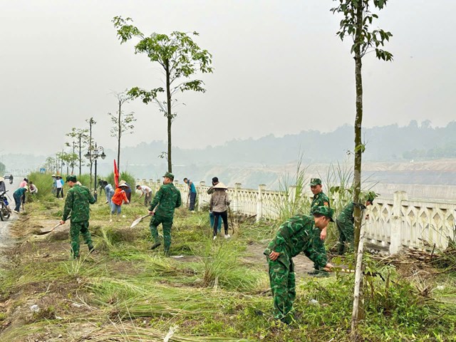 H&igrave;nh ảnh người chiến sĩ qu&acirc;n h&agrave;m xanh lu&ocirc;n gần d&acirc;n, s&aacute;t d&acirc;n, trở th&agrave;nh điểm tựa vững chắc của cấp ủy, ch&iacute;nh quyền v&agrave; nh&acirc;n d&acirc;n địa phương.
