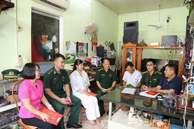 C&ugrave;ng với c&ocirc;ng t&aacute;c tuy&ecirc;n truyền, đơn vị chủ động tham mưu, phối hợp triển khai hiệu quả Chỉ thị số 01/CT-TTg của Thủ tướng Ch&iacute;nh phủ về tổ chức phong tr&agrave;o to&agrave;n d&acirc;n tham gia bảo vệ chủ quyền l&atilde;nh thổ, an ninh bi&ecirc;n giới quốc gia trong t&igrave;nh h&igrave;nh mới. Qua đ&oacute;, tổ chức c&ocirc;ng nhận 49 hộ gia đ&igrave;nh, 73 c&aacute; nh&acirc;n tham gia tự quản đường bi&ecirc;n, mốc quốc giới v&agrave; duy tr&igrave; hoạt động của 13 tổ tự quản an ninh trật tự khu vực bi&ecirc;n giới, g&oacute;p phần ph&aacute;t huy vai tr&ograve; của Nh&acirc;n d&acirc;n trong bảo vệ chủ quyền, giữ g&igrave;n an ninh trật tự địa b&agrave;n.