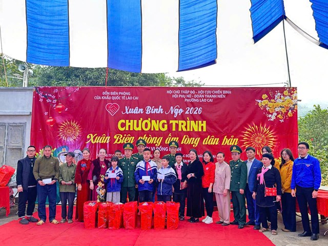 C&aacute;c chương tr&igrave;nh, m&ocirc; h&igrave;nh hỗ trợ học sinh tiếp tục được duy tr&igrave; hiệu quả. Đơn vị đang hỗ trợ thường xuy&ecirc;n 5 học sinh trong Chương tr&igrave;nh &ldquo;N&acirc;ng bước em tới trường&rdquo;, trực tiếp nu&ocirc;i dưỡng 2 ch&aacute;u trong m&ocirc; h&igrave;nh &ldquo;Con nu&ocirc;i Đồn Bi&ecirc;n ph&ograve;ng&rdquo; v&agrave; quan t&acirc;m chăm lo cho 3 học sinh thuộc Dự &aacute;n &ldquo;C&aacute;n bộ, chiến sĩ Qu&acirc;n đội n&acirc;ng bước em tới trường&rdquo;, g&oacute;p phần tiếp th&ecirc;m động lực để c&aacute;c em vượt kh&oacute; vươn l&ecirc;n trong học tập.