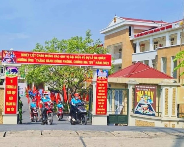 Đoàn diễu hành hưởng ứng tháng hành động phòng chống ma túy xuất phát từ UBND xã Hồng Hà.