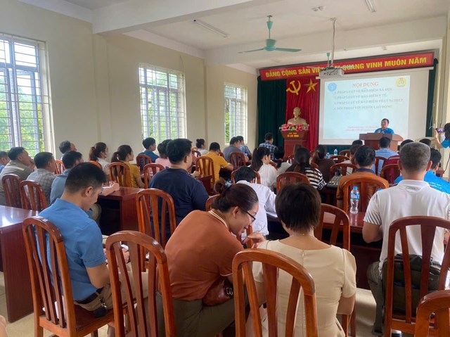Tổ chức đối thoại tại nơi l&agrave;m việc v&agrave; thương lượng tập thể được x&aacute;c định l&agrave; hai c&ocirc;ng cụ quan trọng, g&oacute;p phần đảm bảo quyền, lợi &iacute;ch hợp ph&aacute;p, ch&iacute;nh đ&aacute;ng của người lao động v&agrave; người sử dụng lao động.