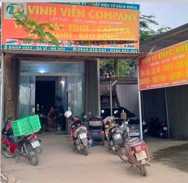 Cửa hàng sửa chữa điện tử của ông Bùi Đức Viễn( Cựu học viên khuyết tật của trung tâm), ở xã Phú Sơn luôn đông khách.