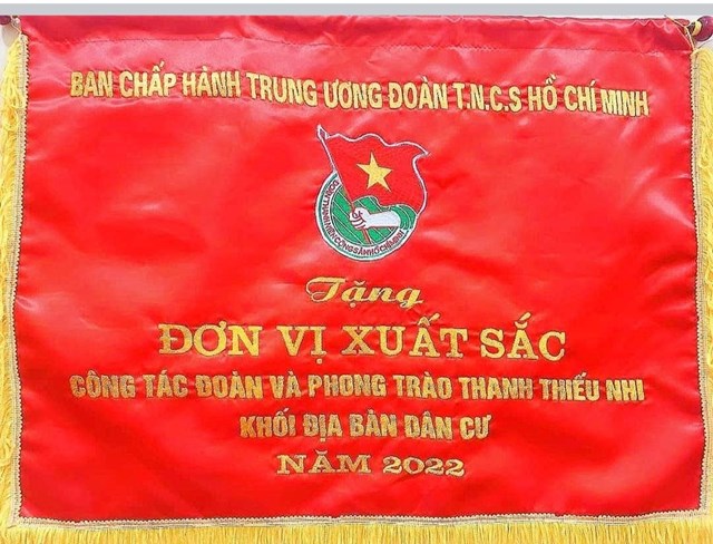 Cờ Đơn vị xuất sắc do BCH TW Đoàn tặng Đoàn thanh niên xã Vạn Thắng.