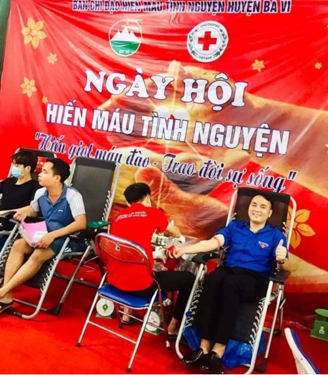  Đ/c Nguyễn Mạnh Tùng, Bí thư Đoàn xã Vạn Thắng đã 9 lần tham gia hiến máu tình nguyện.