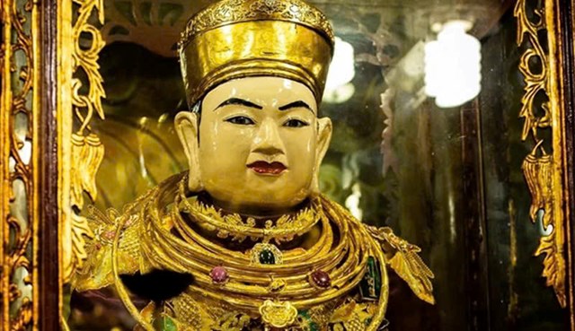 Với những đ&oacute;ng g&oacute;p to lớn ấy, c&aacute;c triều vua nh&agrave; Nguyễn đ&atilde; sắc phong &ocirc;ng l&agrave; &ldquo;Thần Vệ Quốc&rdquo;, ban tặng danh hiệu &ldquo;Trấn An Hiển Liệt&rdquo;. H&agrave;ng năm, v&agrave;o ng&agrave;y 17 th&aacute;ng 7 &acirc;m lịch &ndash; ng&agrave;y giỗ Đức Th&aacute;nh Ho&agrave;ng Bảy &ndash; nh&acirc;n d&acirc;n v&agrave; du kh&aacute;ch thập phương lại tụ hội về Đền Bảo H&agrave; d&acirc;ng hương tưởng niệm, cầu cho quốc th&aacute;i d&acirc;n an, mưa thuận gi&oacute; h&ograve;a, cuộc sống ấm no, hạnh ph&uacute;c.