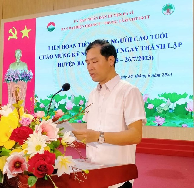 Ông Kiều Kiên Chung,Phó Trưởng Phòng Nội vụ huyện Ba Vì công bố Quyết định khen thưởng của UBND huyện.