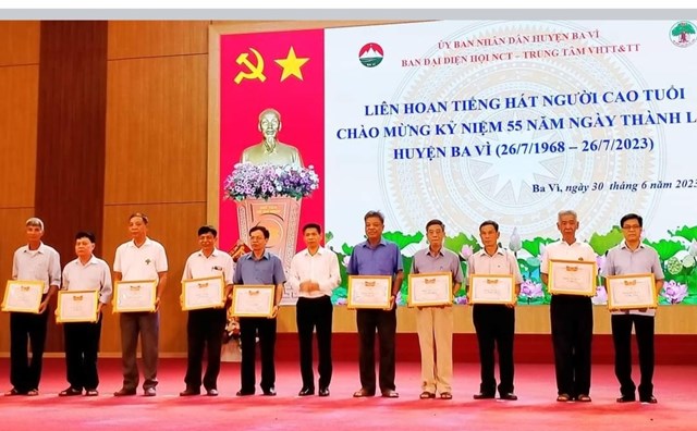Ông Đinh Hải Bình, UVTV huyện ủy, Phó Chủ tịch HĐND huyện Ba Vì trao thưởng cho 10 tập thể Hội NCT xã, thị trấn.