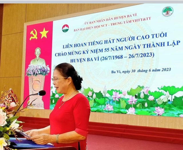 Bà Đỗ Thị Hảo, Trưởng Ban đại diện Hội NCT huyện Ba Vì khai mạc liên hoan.
