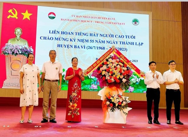 Ông Đinh Hải Bình, UVTV huyện ủy, Phó Chủ tịch HĐND huyện Ba Vì tặng hoa chúc mừng liên hoan.