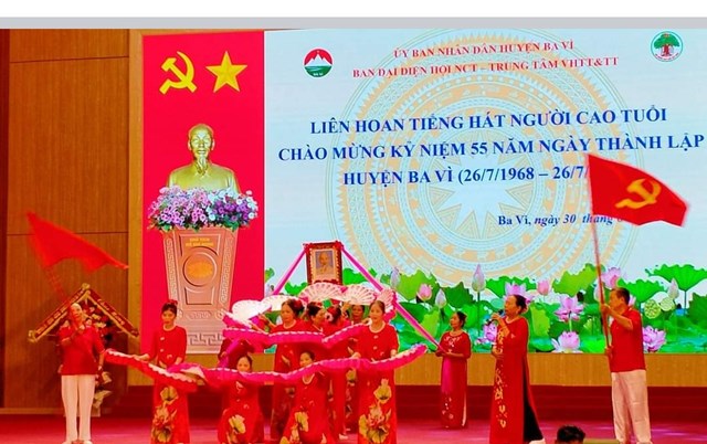 Tiết mục Lời ca dâng Bác của Hội NCT xã Đông Quang.