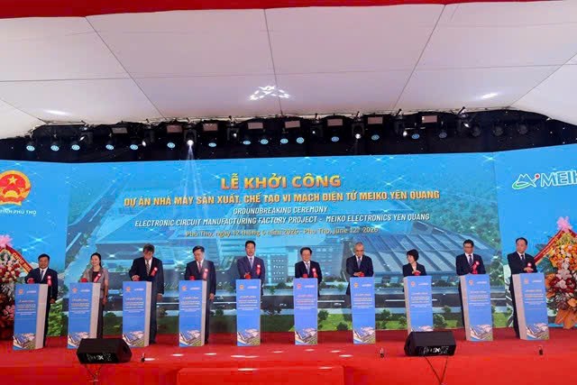 Đ&aacute;ng ch&uacute; &yacute;, tỉnh đ&atilde; thu h&uacute;t th&agrave;nh c&ocirc;ng nhiều dự &aacute;n quy m&ocirc; lớn trong lĩnh vực điện tử, b&aacute;n dẫn v&agrave; c&ocirc;ng nghệ cao. Ti&ecirc;u biểu l&agrave; dự &aacute;n mở rộng sản xuất thiết bị điện tử của Tập đo&agrave;n BYD với tổng vốn khoảng 500 triệu USD v&agrave; dự &aacute;n Nh&agrave; m&aacute;y sản xuất, chế tạo vi mạch điện tử Meiko Y&ecirc;n Quang với tổng vốn đầu tư tương đương.&nbsp;Những dự &aacute;n n&agrave;y kh&ocirc;ng chỉ g&oacute;p phần n&acirc;ng cao chất lượng tăng trưởng m&agrave; c&ograve;n mở ra cơ hội để Ph&uacute; Thọ tham gia s&acirc;u hơn v&agrave;o chuỗi gi&aacute; trị sản xuất to&agrave;n cầu, tạo việc l&agrave;m chất lượng cao v&agrave; th&uacute;c đẩy chuyển dịch cơ cấu kinh tế theo hướng hiện đại.