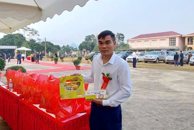 &Ocirc;ng B&ugrave;i Văn Khương, Gi&aacute;m đốc HTX Dịch vụ N&ocirc;ng nghiệp Li&ecirc;n Khương.