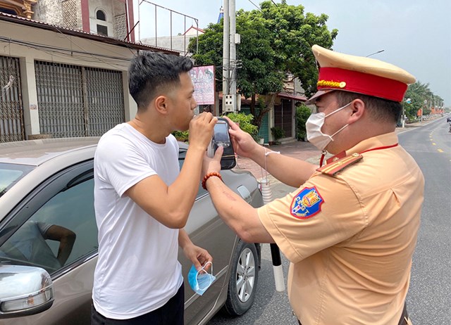 Lực lượng CSGT tỉnh Phú Thọ kiểm tra nồng độ cồn với người tham gia giao thông.