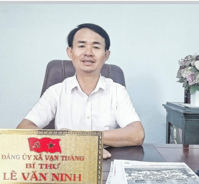 Ông Lê Văn Ninh, Bí thư Đảng ủy, Chủ tịch HĐND xã Vạn Thắng.