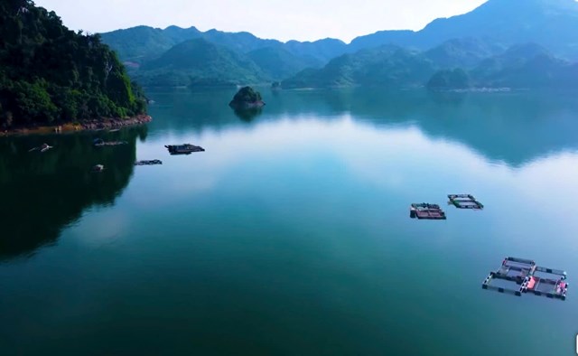 Trong lĩnh vực chăn nu&ocirc;i v&agrave; thủy sản, c&ocirc;ng t&aacute;c ph&ograve;ng chống dịch bệnh được triển khai hiệu quả, kh&ocirc;ng để ph&aacute;t sinh dịch bệnh tr&ecirc;n đ&agrave;n vật nu&ocirc;i v&agrave; diện t&iacute;ch nu&ocirc;i trồng thủy sản. Với 47 ha mặt nước nu&ocirc;i trồng c&ugrave;ng 438 lồng c&aacute;, Đ&agrave; Bắc tiếp tục khai th&aacute;c hiệu quả lợi thế v&ugrave;ng hồ, g&oacute;p phần n&acirc;ng cao thu nhập cho người d&acirc;n.