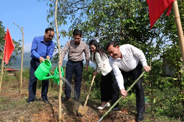 Lĩnh vực l&acirc;m nghiệp ghi nhận nhiều kết quả t&iacute;ch cực khi to&agrave;n x&atilde; trồng mới khoảng 5.000 c&acirc;y xanh hưởng ứng Tết trồng c&acirc;y "Đời đời nhớ ơn B&aacute;c Hồ", cấp ph&aacute;t hơn 7.200 c&acirc;y g&ugrave; hương, trồng mới 100 ha rừng tập trung, đạt 50% kế hoạch năm. C&ocirc;ng t&aacute;c bảo vệ v&agrave; ph&ograve;ng ch&aacute;y chữa ch&aacute;y rừng được duy tr&igrave; nghi&ecirc;m t&uacute;c, kh&ocirc;ng để xảy ra ch&aacute;y rừng.