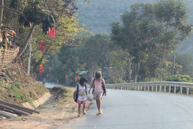 Đường giao thông nông thôn mới khang trang sạch đẹp trên địa bàn xã Chiềng Khương. Ảnh: Phi Long.