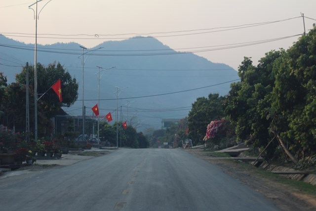 Nông thôn mới khởi sắc đường giao thông xanh, sạch đẹp tại xã Chiềng Khoong. Ảnh: Phi Long.