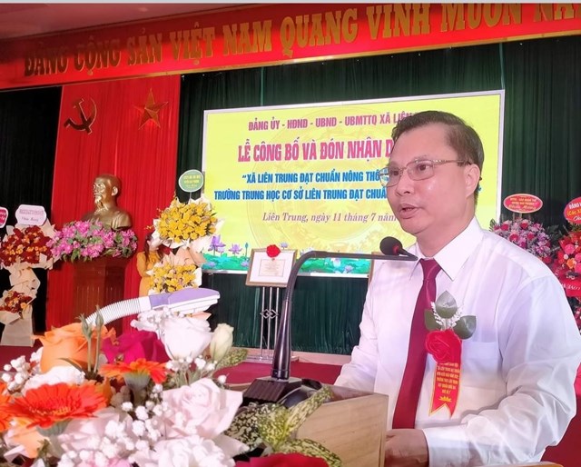 Ông Nguyễn An Sơn, Phó Bí thư Đảng ủy, Chủ tịch UBND xã Liên Trung trình bày báo cáo.