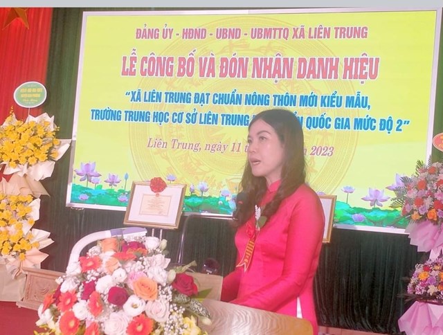 Bà Nguyễn Thị Thu Hà, Bí thư Chi bộ, Hiệu trưởng trường THCS Liên Trung phát biểu tham luận.