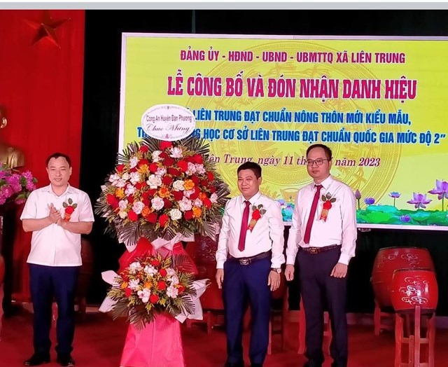 Lãnh đạo Công an huyện Đan Phượng tặng hoa chúc mừng.