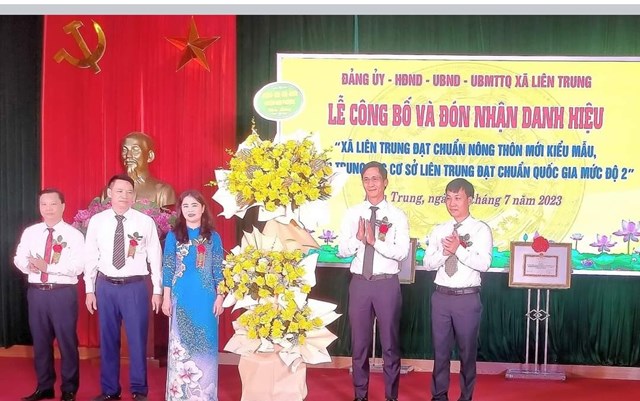 Ông Lê Thanh Nam, Phó Bí thư Huyện ủy, Chủ tịch UBND huyện Đan Phượng tặng hoa chúc mừng.