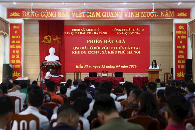 Phi&ecirc;n đấu gi&aacute; ng&agrave;y 12/4 diễn ra s&ocirc;i động, thu h&uacute;t gần 167 kh&aacute;ch h&agrave;ng tham gia với 727 hồ sơ.