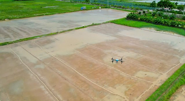 X&atilde; Kiều Ph&uacute; thực hiện m&ocirc; h&igrave;nh gieo sạ l&uacute;a vụ M&ugrave;a 2026 bằng thiết bị bay kh&ocirc;ng người l&aacute;i (drone) lần đầu ti&ecirc;n tại HTX Nghĩa Hương v&agrave; HTX Liệp Tuyết, hướng tới cơ giới h&oacute;a đồng bộ trong sản xuất n&ocirc;ng nghiệp.