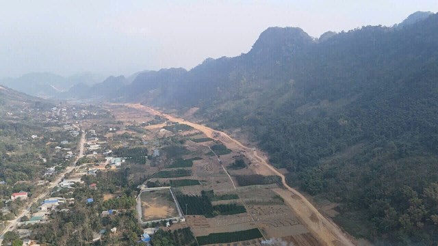 Đầu tư x&acirc;y dựng cơ bản được quan t&acirc;m với 16 dự &aacute;n do UBND x&atilde; l&agrave;m chủ đầu tư. Tổng kế hoạch vốn đầu tư c&ocirc;ng năm 2026 đạt hơn 28 tỷ đồng; đến hết th&aacute;ng 6, tỷ lệ giải ng&acirc;n ước đạt tr&ecirc;n 72,5%, bảo đảm đ&uacute;ng tiến độ. C&aacute;c c&ocirc;ng tr&igrave;nh hạ tầng từng bước được ho&agrave;n thiện, g&oacute;p phần cải thiện điều kiện đi lại, sản xuất v&agrave; thu h&uacute;t đầu tư.