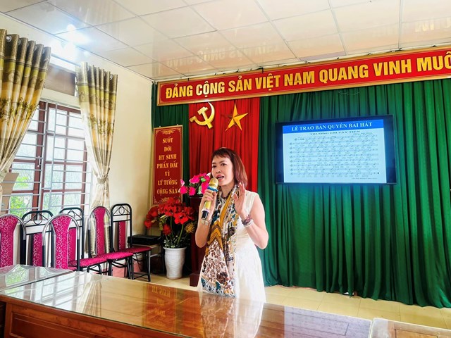 Nhà thơ Bảo Ngọc - Phó Chủ tịch Hội đồng văn học thiếu nhi Hội nhà văn Việt Nam phát biểu.