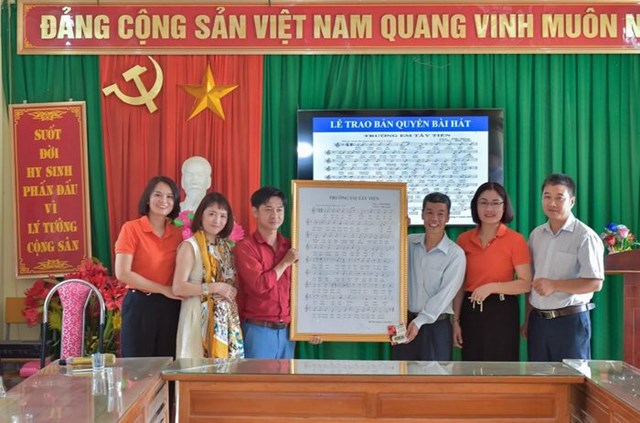 Nhà thơ Bảo Ngọc và nhạc sĩ Tiến Hùng trao Bản quyền bài hát cho Đại diện Ban Giám hiệu nhà trường.